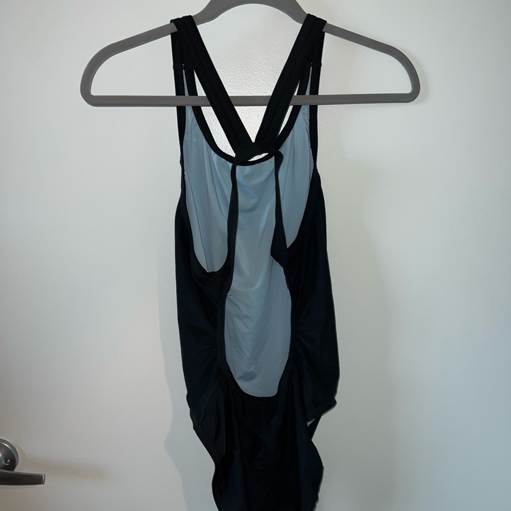 One piece - Picture 2 of 2